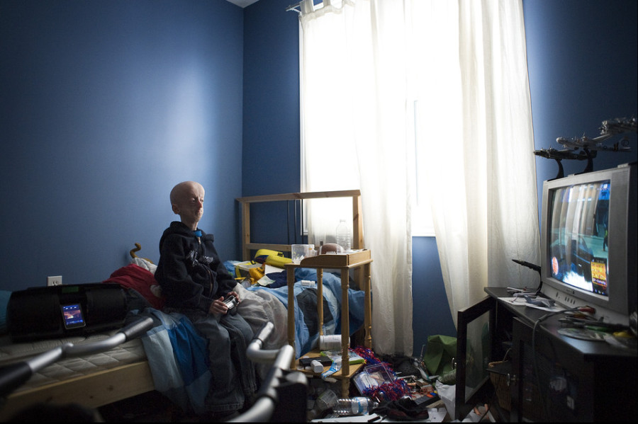 Дэвин играет в видеоигру в своей комнате в Гамильтоне, Онтарио. (Aaron Vincent Elkaim)