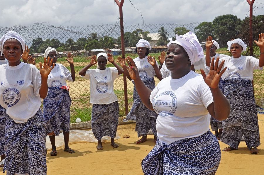 Женщины в Либерии молятся, чтобы лихорадка Эбола не распространялась  (2 августа 2014).