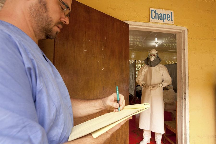 На снимке тридцатитрехлетний доктор Кент Брэнтли, который  заразился вирусом лихорадки Эбола, работая в Либерии в составе гуманитарной миссии