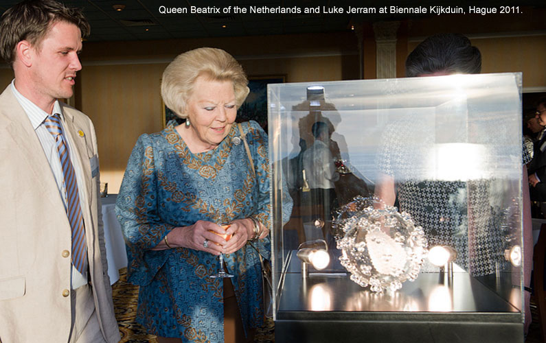 Люк Джеррам с королевой Нидерландов Беатрикс на биеннале в Гааге в 2011 году